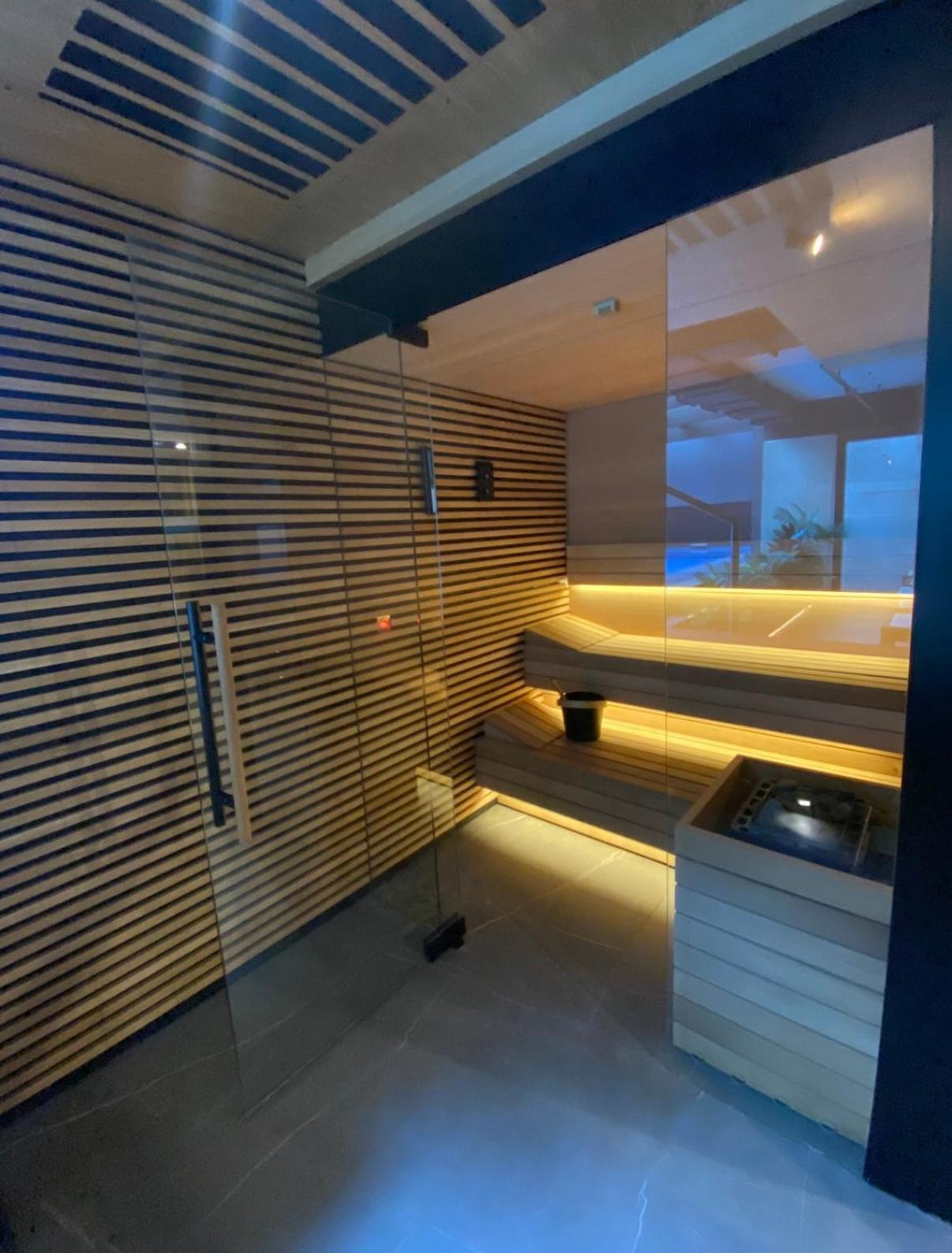 Vistula Avenue Free Parking, Swimming Pool, Sauna & Gym Краків